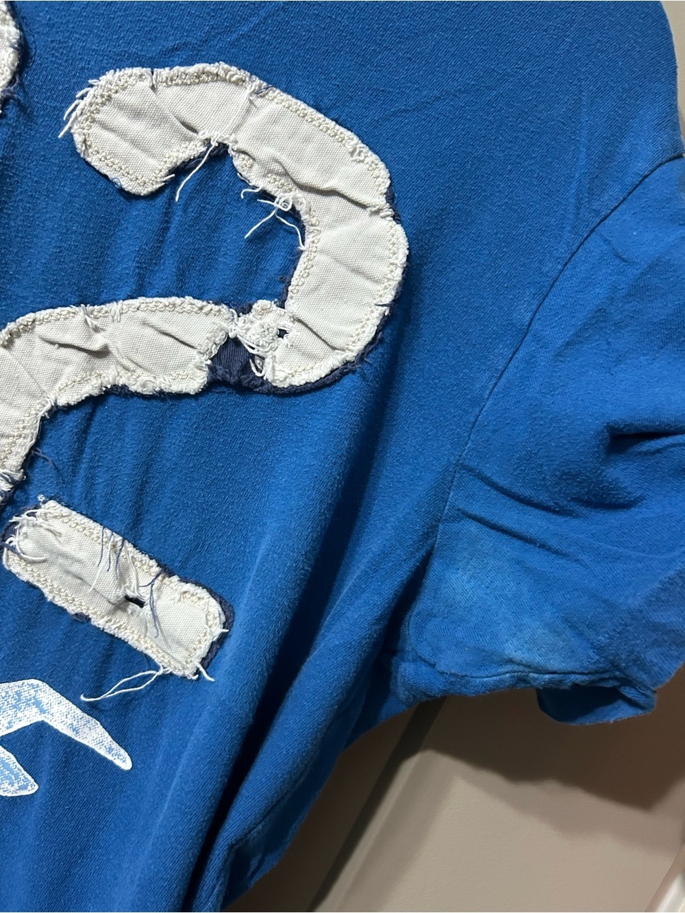 Hollister Blue Short-Sleeve Graphic Tee White '22' Patch Distressed Y2K Vtg - Picture 2 of 4
